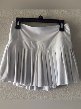 GOLD HINGE White Pleated Tennis Skirt